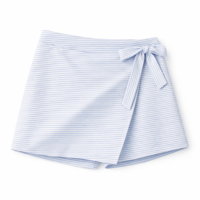 Calção-saia branco com riscas azuis e nó decorativo