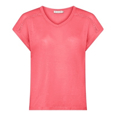 T-shirt coral com detalhes em renda nos ombros e gola em V