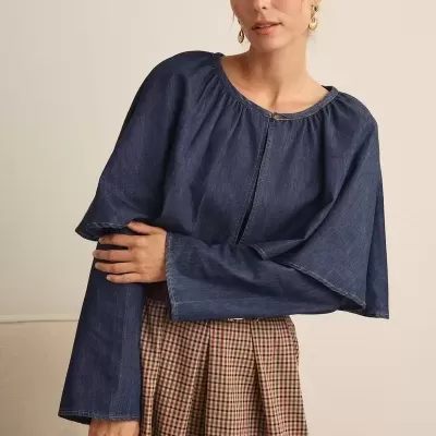 Blusa azul escuro de tecido estilo jeans com mangas largas e saia plissada xadrez castanha