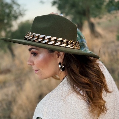 Chapéu verde com corrente dourada worn by woman