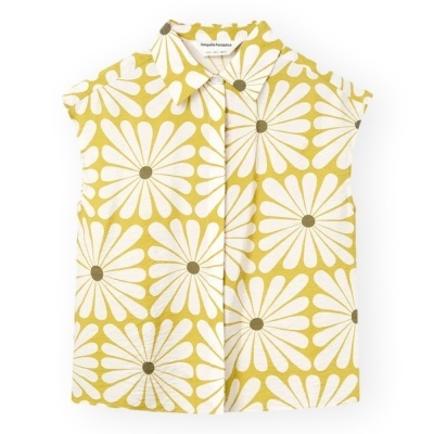 Blusa amarela com flores brancas grandes e gola clássica