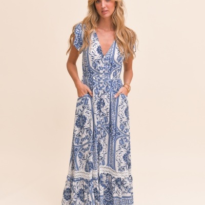 Vestido longo branco com padrão floral azul e detalhes em renda