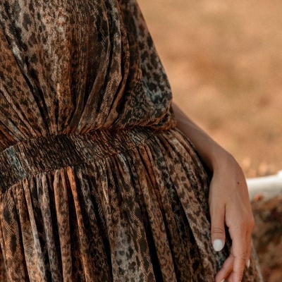 Vestido animal print com cintura franzida e mão com unhas brancas