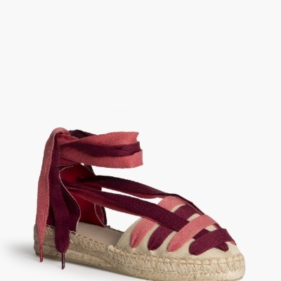 Espadrilha bege com tiras vermelhas e sola de corda
