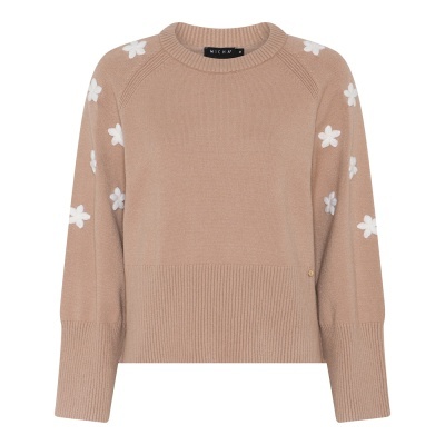 Camisola bege de malha com flores brancas bordadas nas mangas.