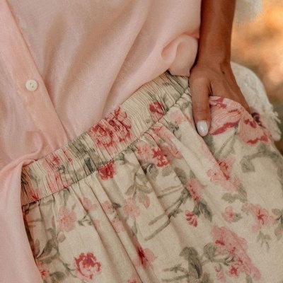 Saia floral com cós elástico combinada com camisa rosa