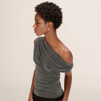 Top feminino cinza assimétrico com calças pretas