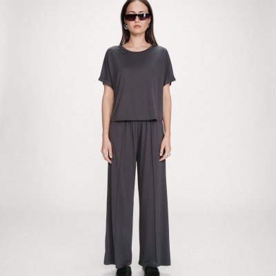 Mulher com roupa cinzenta e óculos de sol