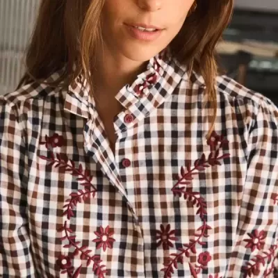 Camisa feminina xadrez com bordado floral vermelho e botões vermelhos