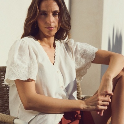 Blusa branca com mangas bufantes e detalhes em renda