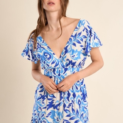 Vestido comprido com padrão floral azul e branco e decote em V