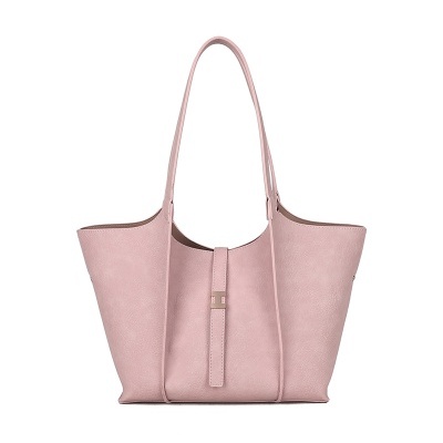 Mala de ombro rosa claro com fecho metálico