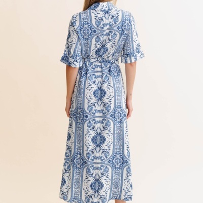 Vestido longo azul e branco com padrão floral visto por trás