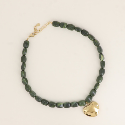 Colar de contas verdes com pendente em forma de coração dourado
