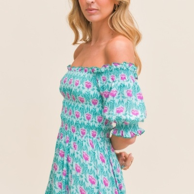 Vestido longo feminino ombro a ombro com padrão floral verde-água e rosa