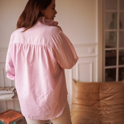 Camisa feminina rosa claro com listras finas brancas vista de costas