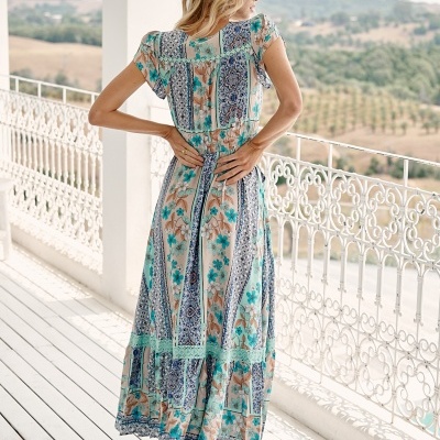 Vestido comprido floral e geométrico com mangas curtas