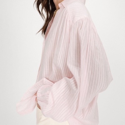 Camisa rosa claro listrada de manga longa e gola clássica