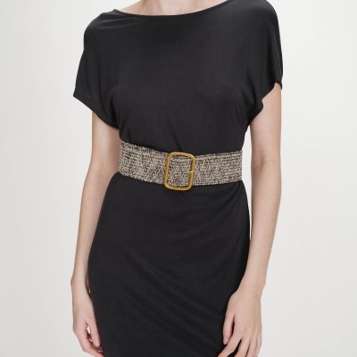 Vestido preto com cinto tecido bege e castanho e fivela dourada