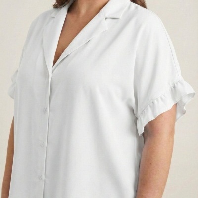 Blusa branca com botões e mangas curtas com franzidos.
