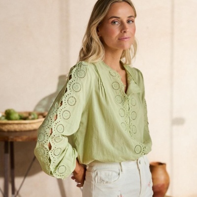 Blusa verde clara com renda e calças brancas bordadas