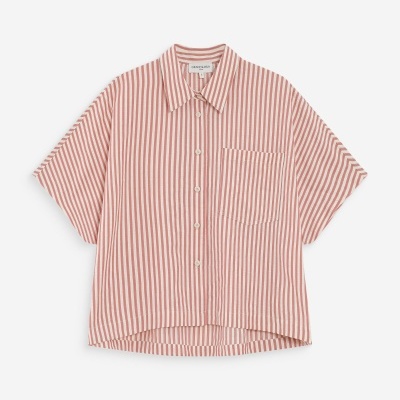 Camisa de manga curta branca com riscas vermelhas e bolso frontal