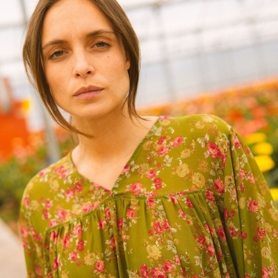 Blusa feminina verde com flores vermelhas e bege e franzidos na parte frontal