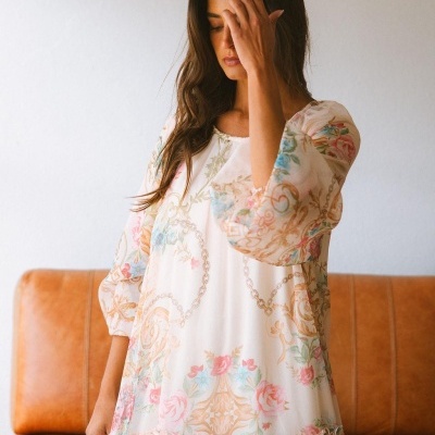 Vestido comprido branco com padrão floral pastel e mangas bufantes