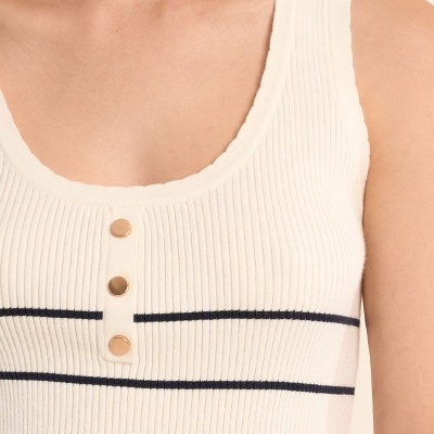 Camisola de malha feminina branca com riscas pretas e botões dourados