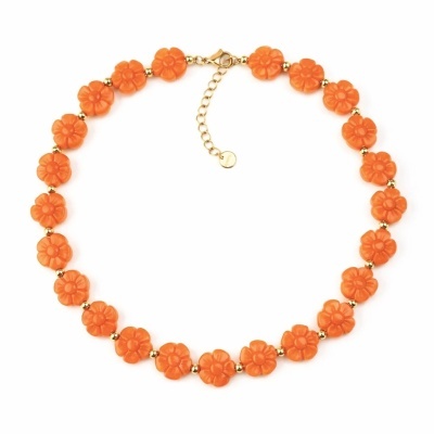 Colar de flores laranja com contas douradas e fecho ajustável.