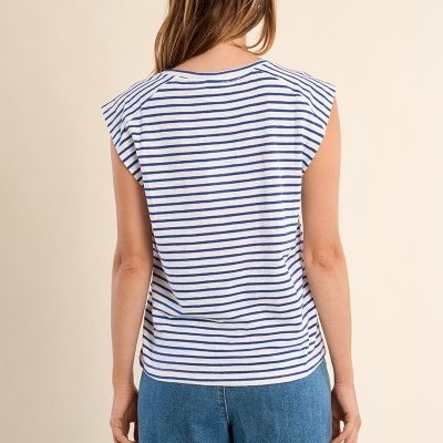 T-shirt sem mangas branca com riscas azuis horizontais vista de costas com calças de ganga azuis