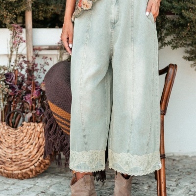 Calças culotte azuis claras com renda bege na bainha e botões alaranjados