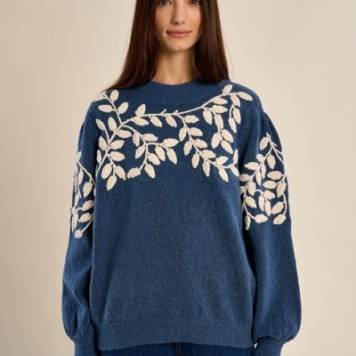 Camisola de malha azul com folhas brancas bordadas