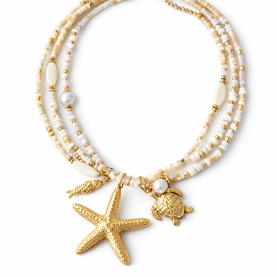 Colar de contas bege e branco com pendentes dourados de estrela-do-mar, tartaruga e peixe
