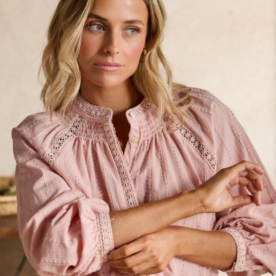 Blusa feminina rosa com renda e mangas bufantes