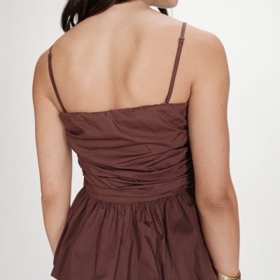 Top feminino castanho com alças finas ajustáveis visto de costas.