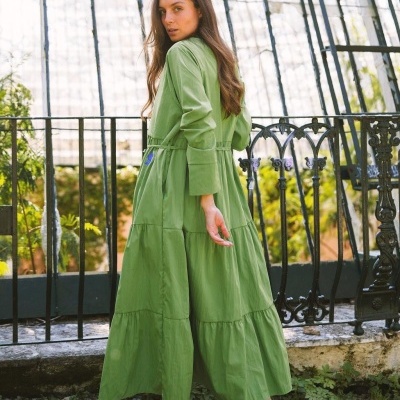 Vestido comprido verde claro com mangas compridas em ambiente exterior