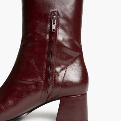 Bota de couro castanho escuro com fecho lateral e salto quadrado.