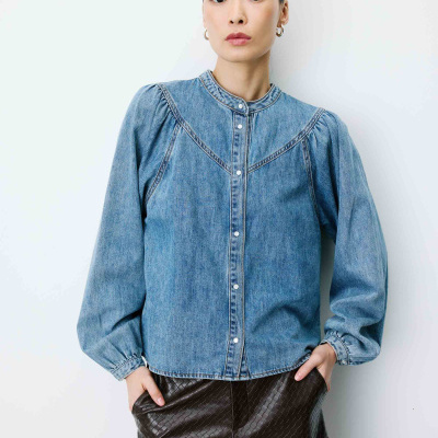 Blusa de ganga azul clara com botões e mangas compridas