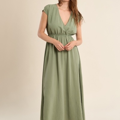 Vestido comprido verde com decote em V e sandálias castanhas