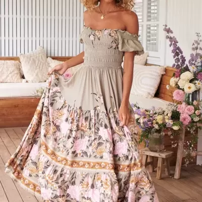Vestido longo floral bege com ombros à mostra e detalhes franzidos