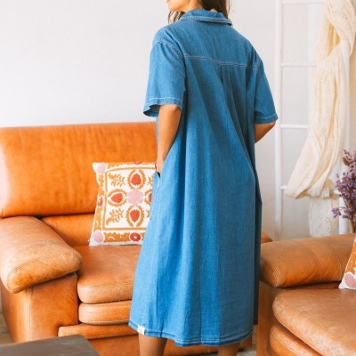 Vestido midi azul de tecido denim com mangas curtas e gola de camisa