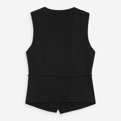 Colete preto para senhora visto de costas