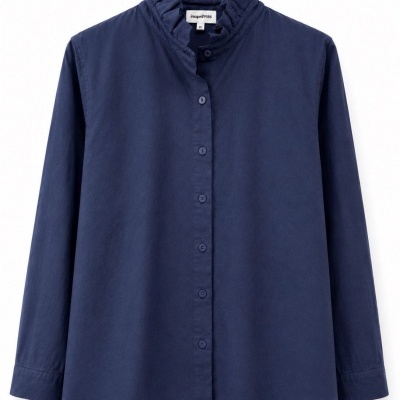 Camisa azul escura de manga comprida com botões e gola franzida
