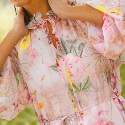 Vestido floral transparente com manga bufante e cinto fino