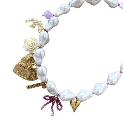 Colar com contas tipo pérola e pendentes decorativos variados em metal dourado e resina.