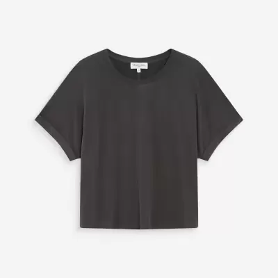 T-shirt preta de manga curta com gola redonda e etiqueta visível