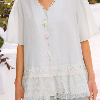 Blusa branca feminina com renda e botões decorativos