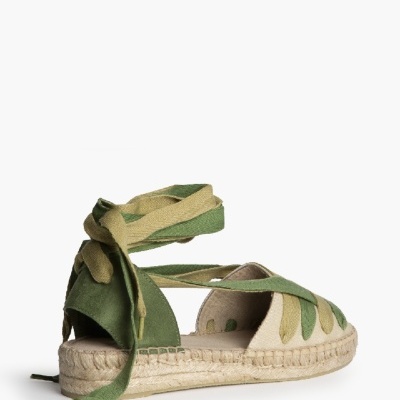 Sandália espadrille verde e bege com sola de corda e tiras para amarrar