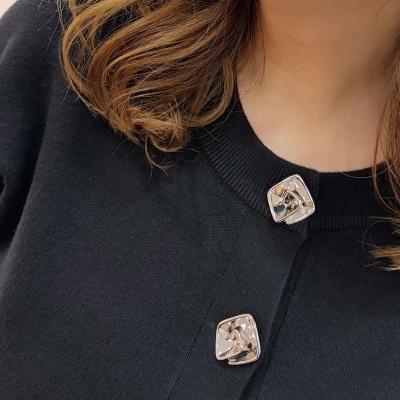 Casaco de malha preto com botões metálicos prateados entrançados